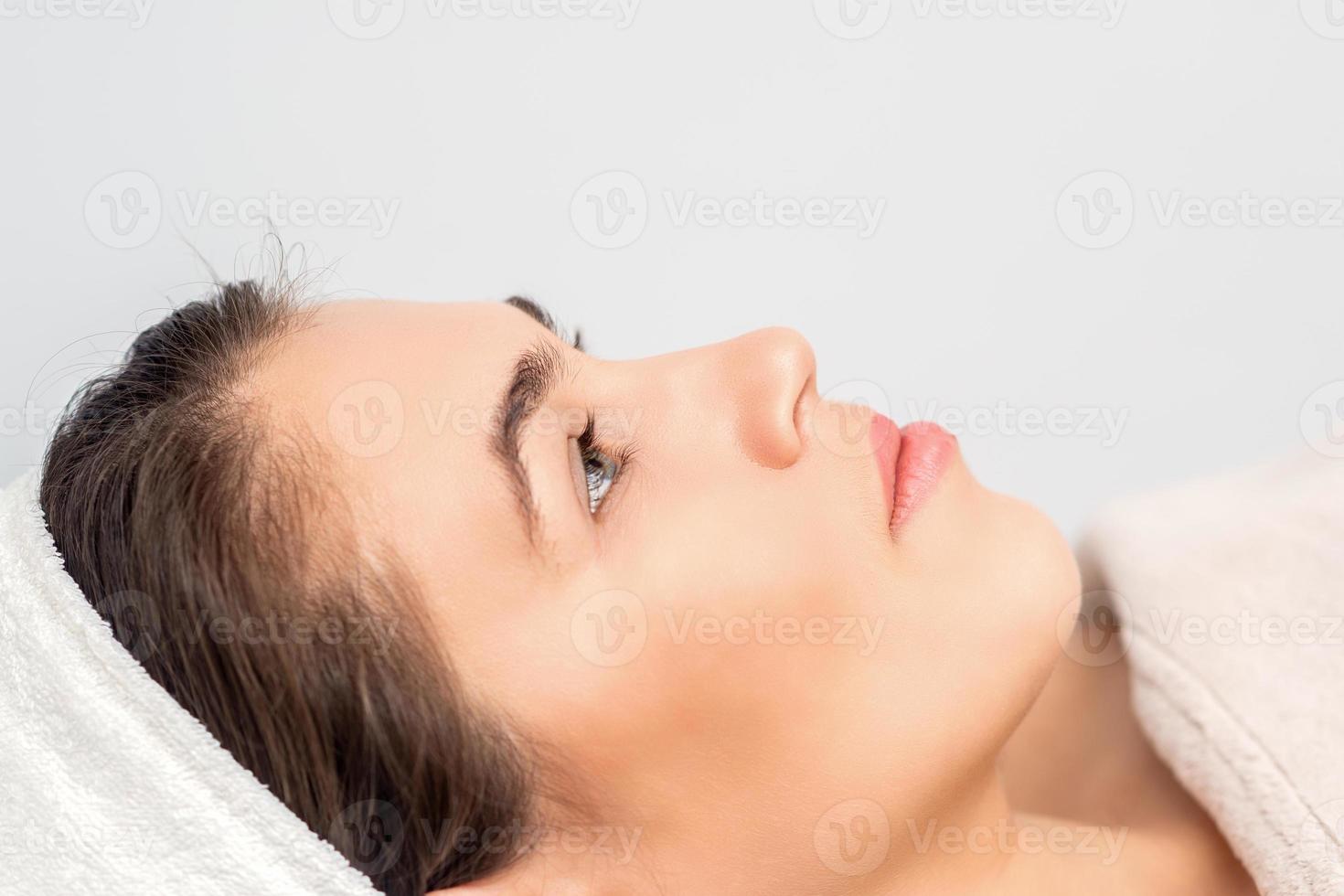 mujer esperando para cosmético procedimiento foto