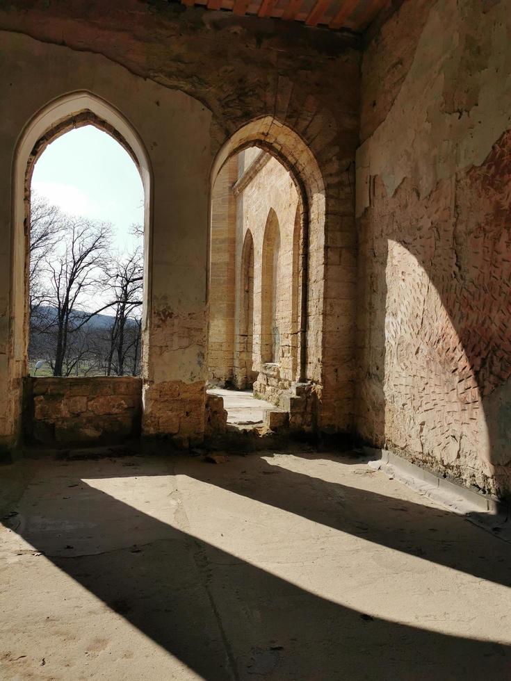 sombra jugar en el paredes y piso de un antiguo edificio foto