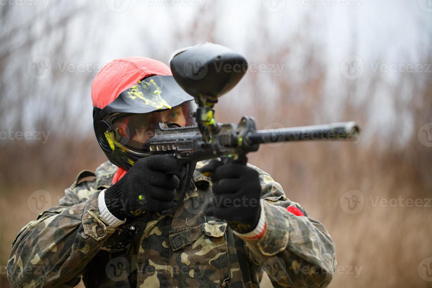 paintball deporte jugador vistiendo protector máscara foto