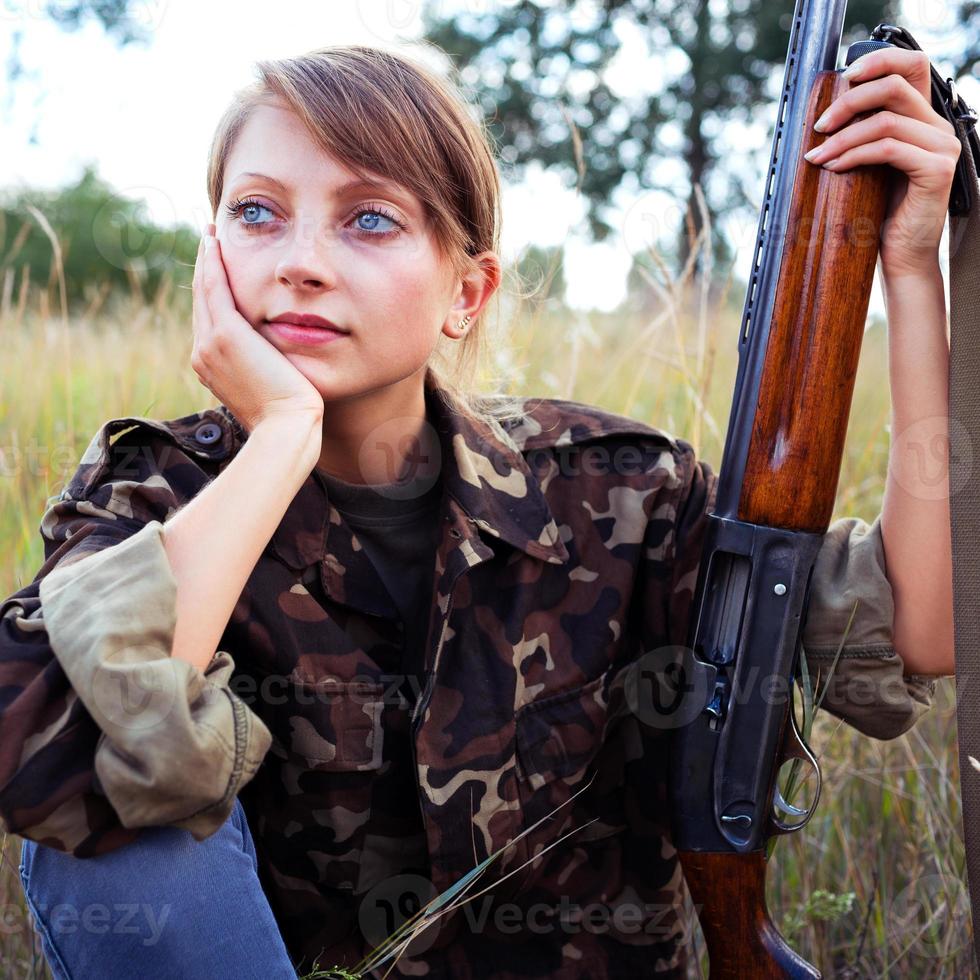 joven hermosa niña con un escopeta foto