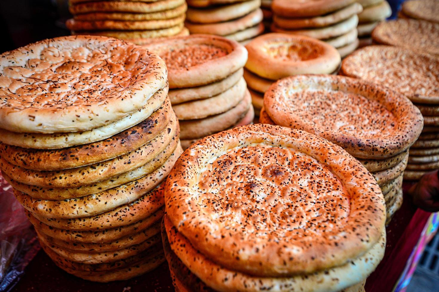 varios naan a el grandioso bazar en urumqi, Xinjiang foto