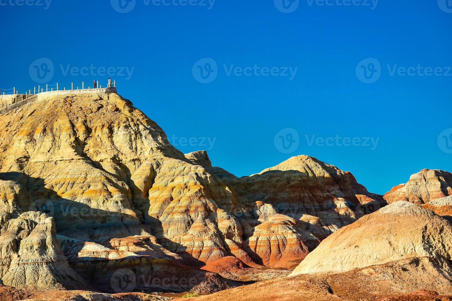 trekking en el wucai ciudad escénico zona cerca urumqi, Xinjiang, tiene un magnífico y deslumbrante ver de el danxia forma de relieve foto