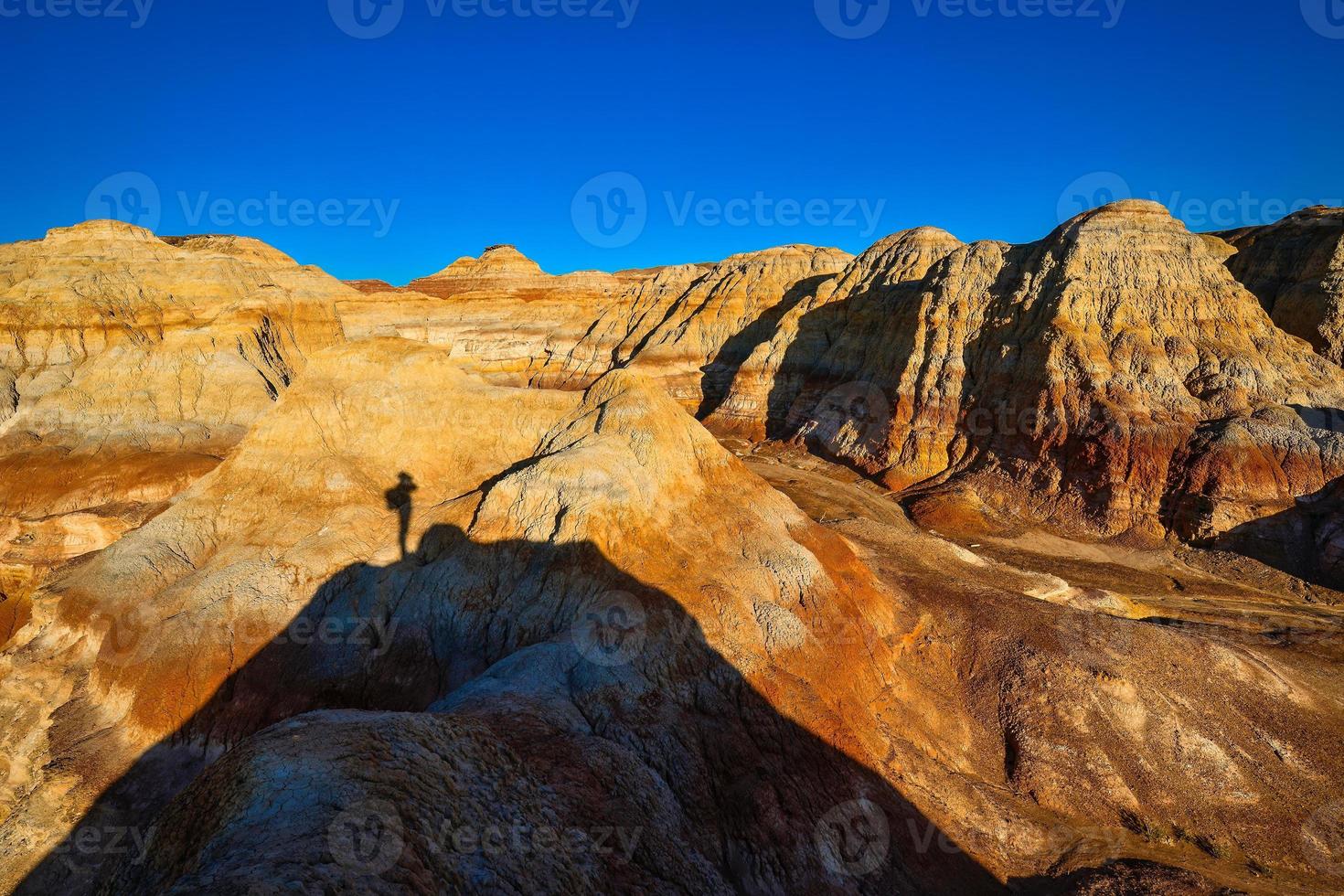 trekking en el wucai ciudad escénico zona cerca urumqi, Xinjiang, tiene un magnífico y deslumbrante ver de el danxia forma de relieve foto