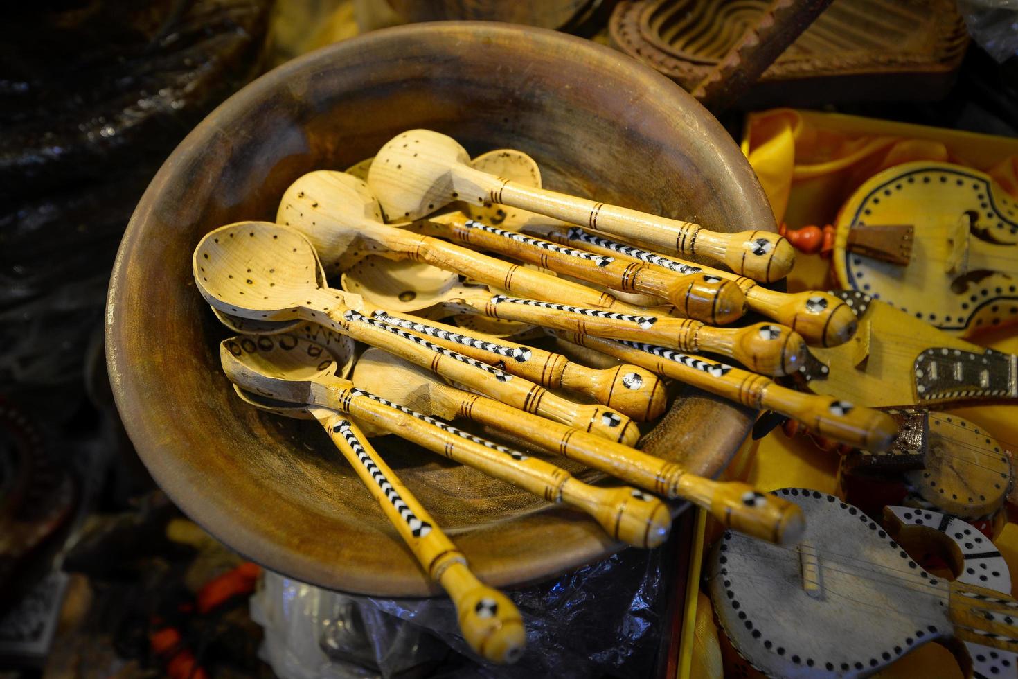 hecho a mano de madera pintado cucharas dentro el nuevo grandioso bazar en China foto