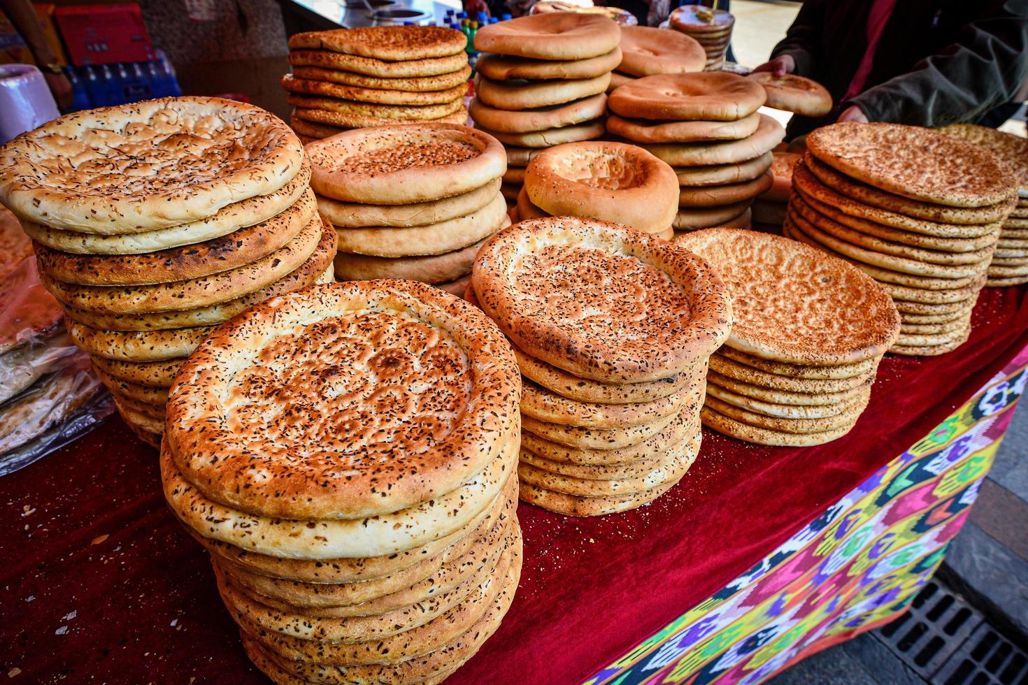 varios naan a el grandioso bazar en urumqi, Xinjiang foto