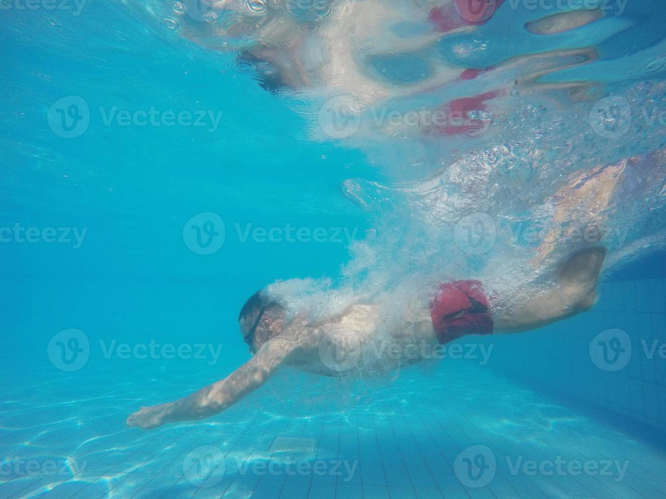 barba hombre con lentes buceo en un piscina foto