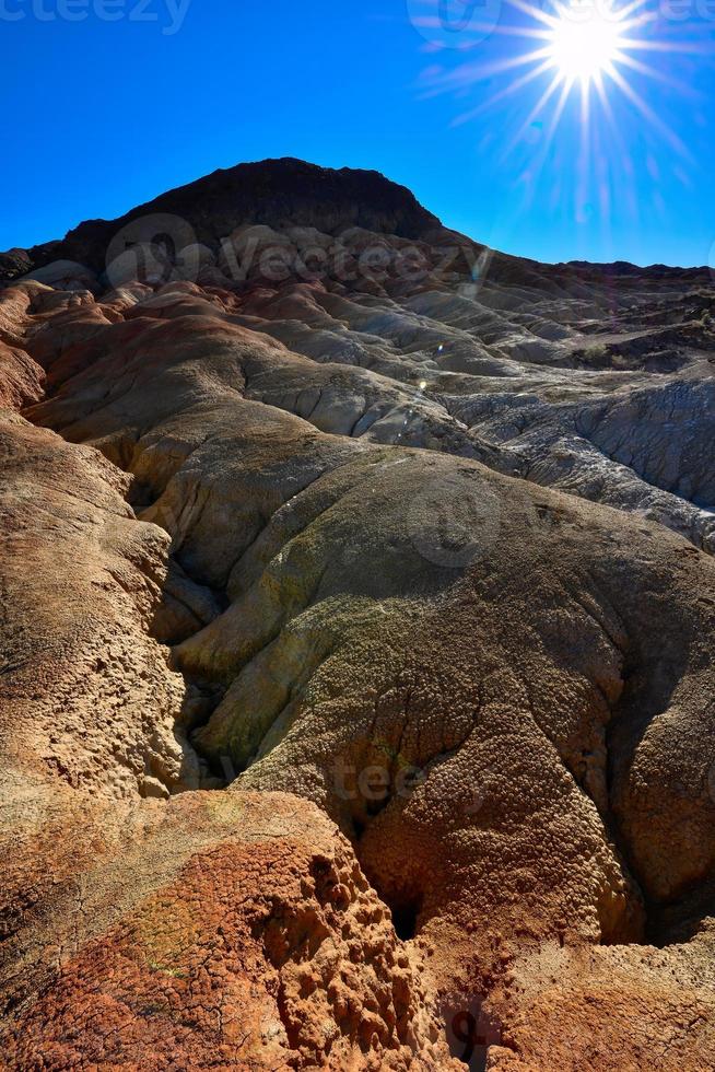 el wucai ciudad escénico zona cerca urumqi, Xinjiang, tiene un magnífico y deslumbrante danxia accidente geográfico foto