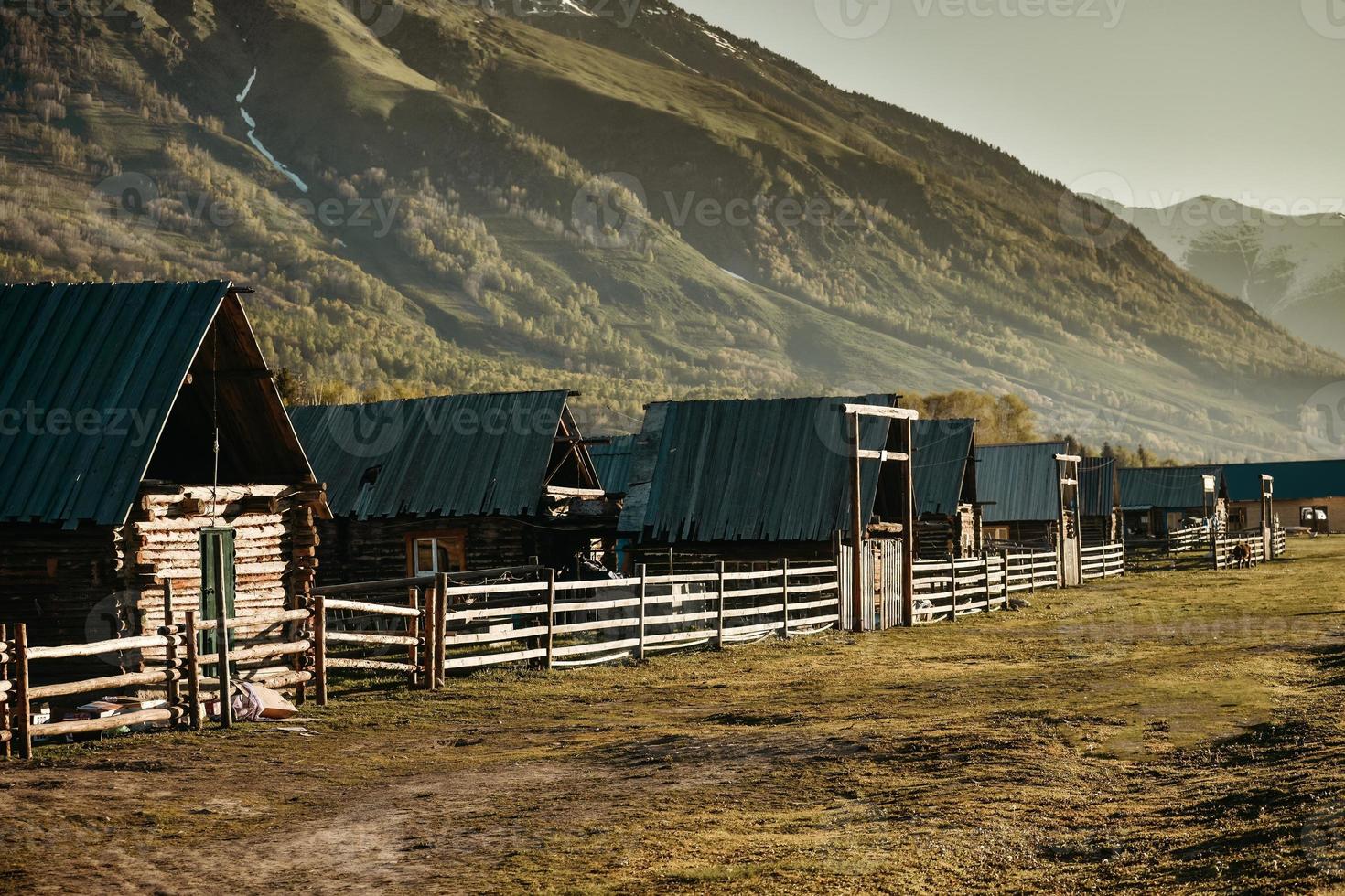 hemo pueblo en Xinjiang es me gusta un el país de las hadas, el tradicional y sencillo de madera casas son pacífico y aislado desde el mundo foto