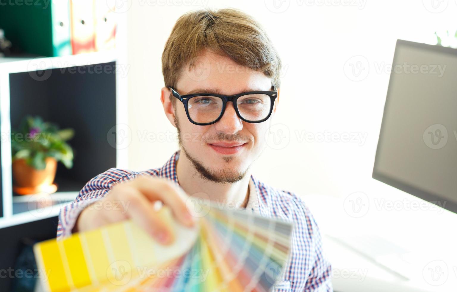 joven hombre mirando a un color pintar paleta foto