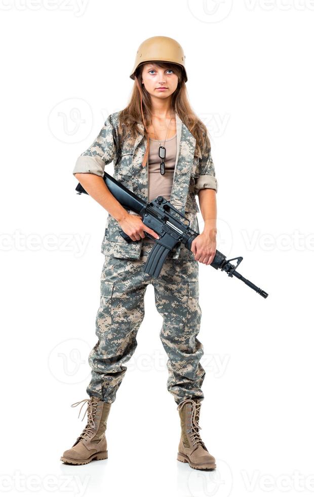 soldado joven hermosa niña vestido en un camuflaje con un pistola en su mano en blanco foto