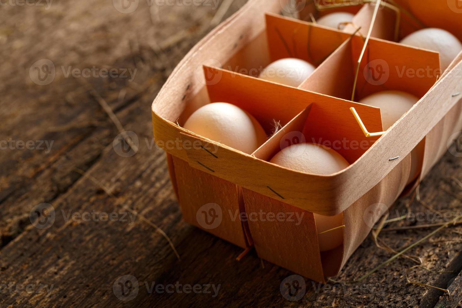 pollo huevos en un de madera rústico antecedentes foto