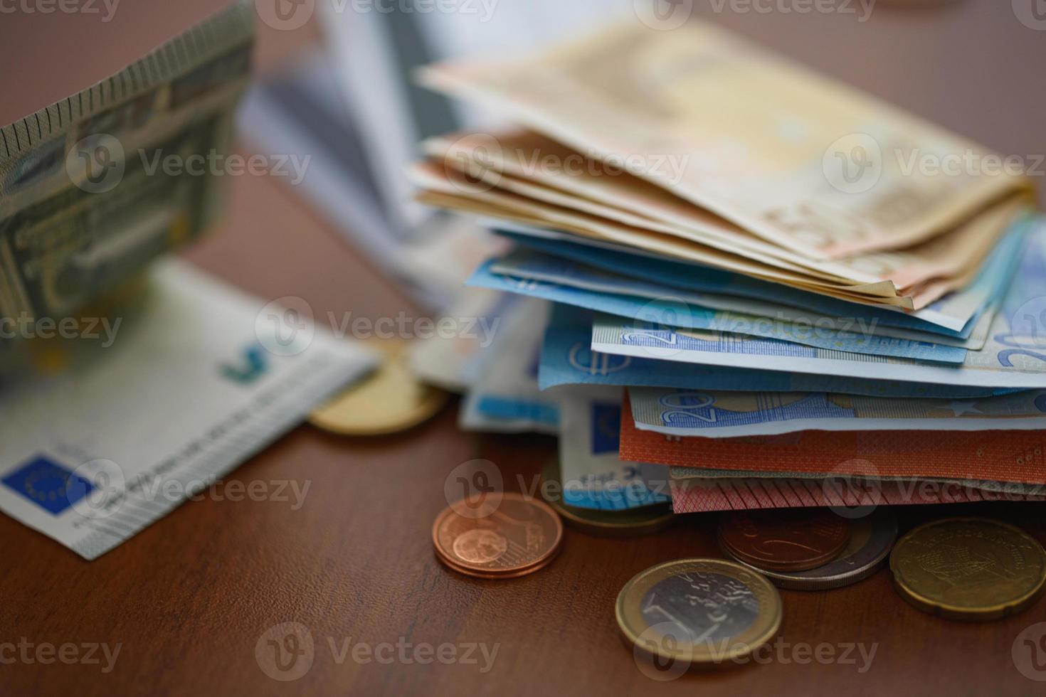 dinero euro monedas, billetes y crédito tarjetas foto