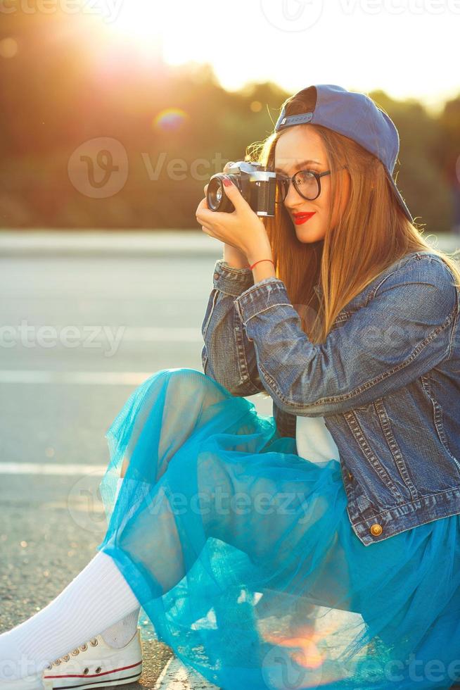 hipster niña con antiguo cámara foto