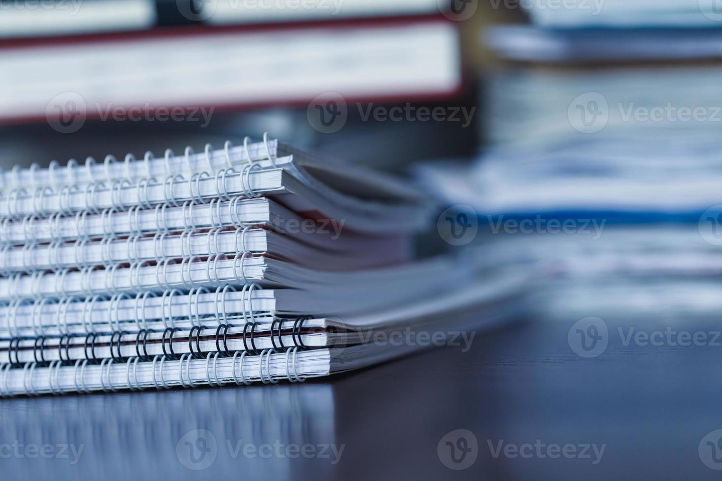 grande pila de revista, cuaderno y libros de cerca foto