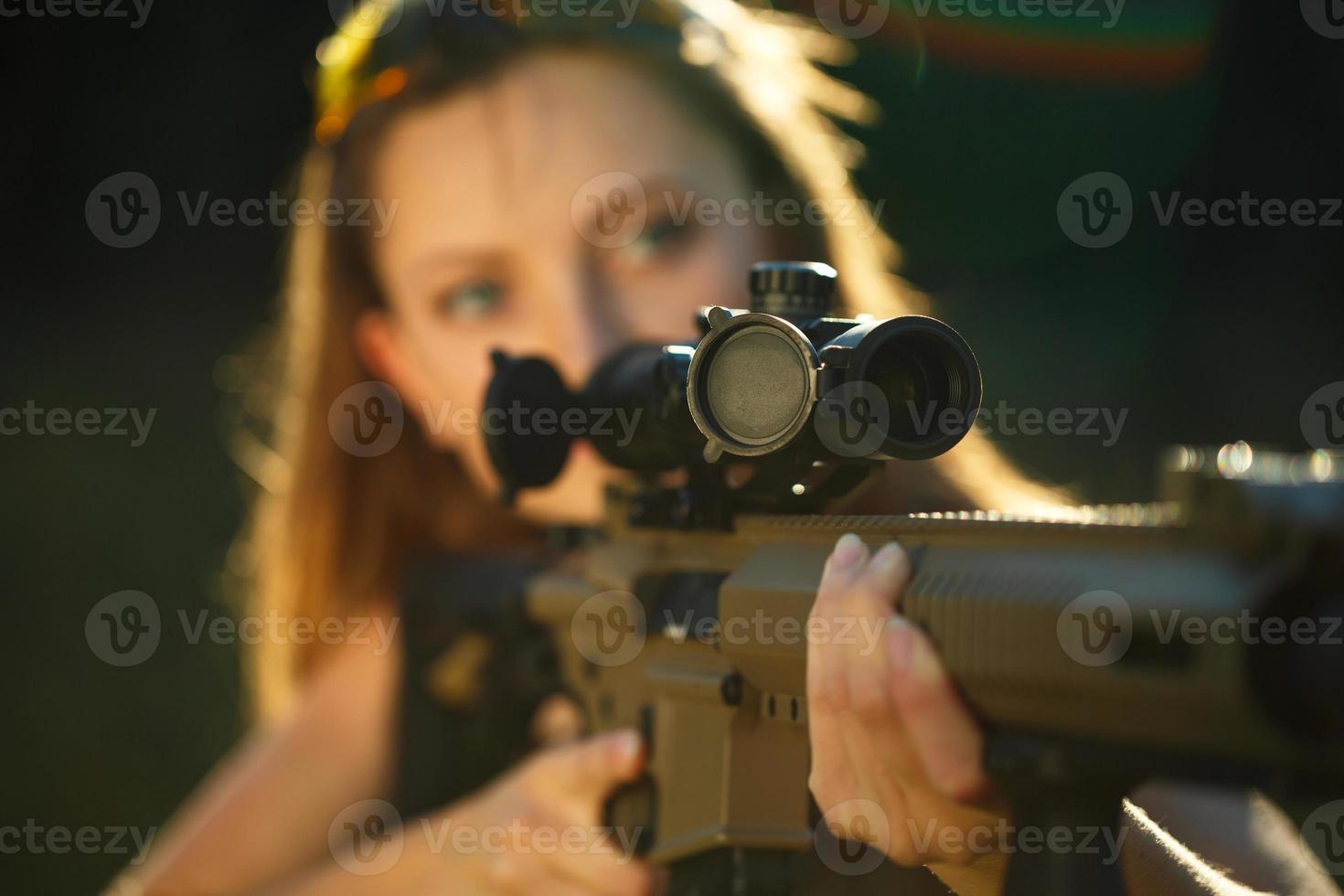 niña con un pistola para trampa disparo puntería a un objetivo foto