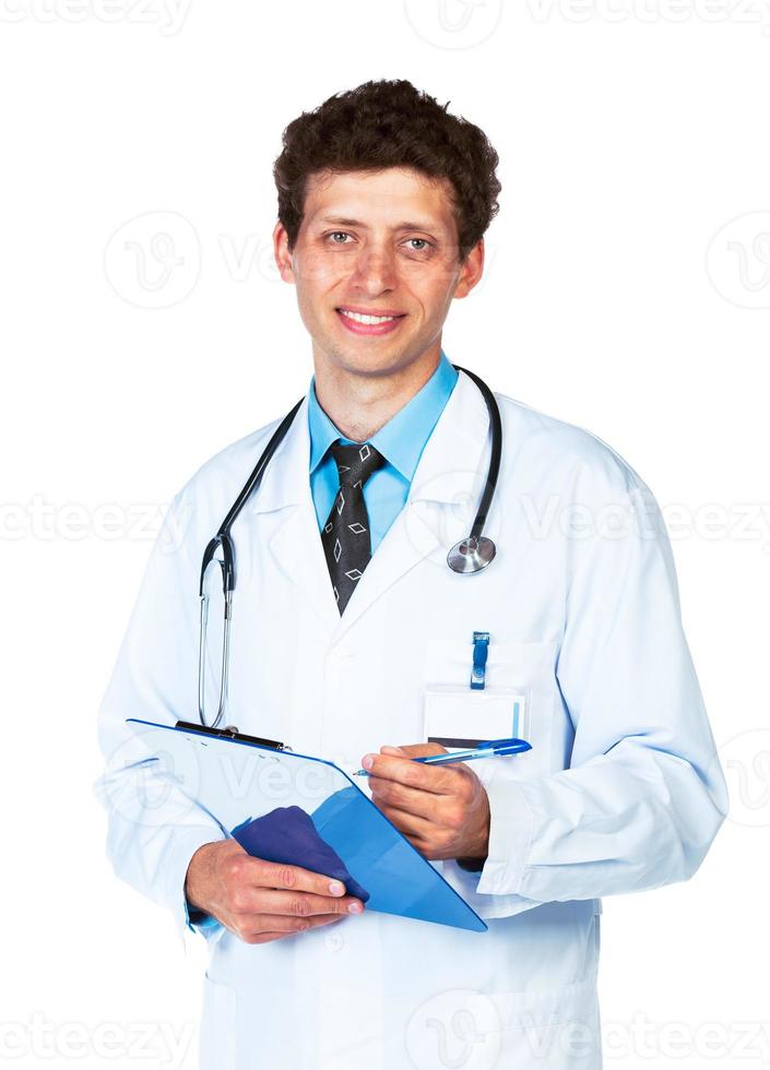 retrato de sonriente joven masculino médico escritura en un del paciente médico gráfico en blanco foto