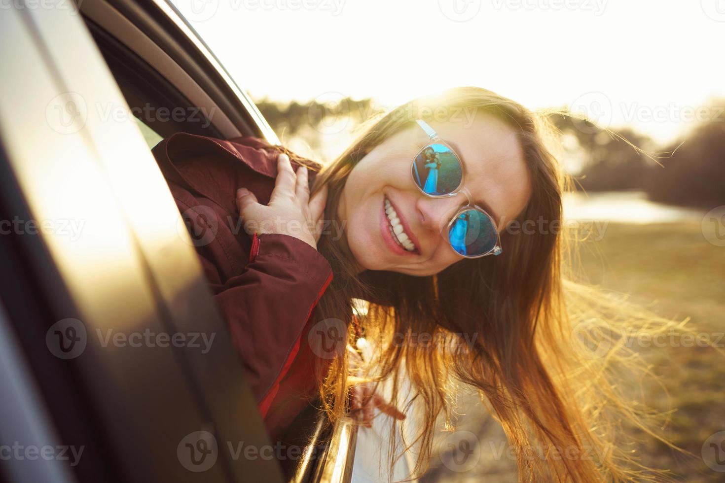 mujer de viaje en un coche foto