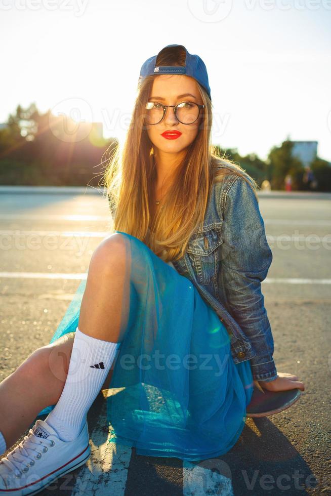 joven moderno mujer con patineta foto