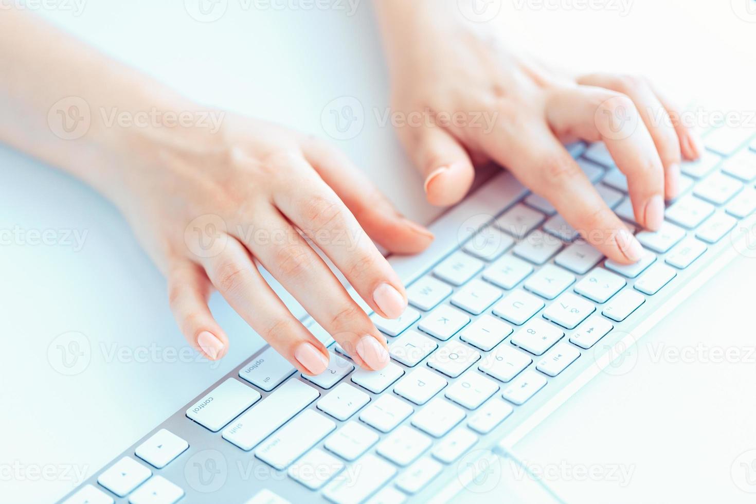 manos femeninas o trabajadora de oficina escribiendo en el teclado foto