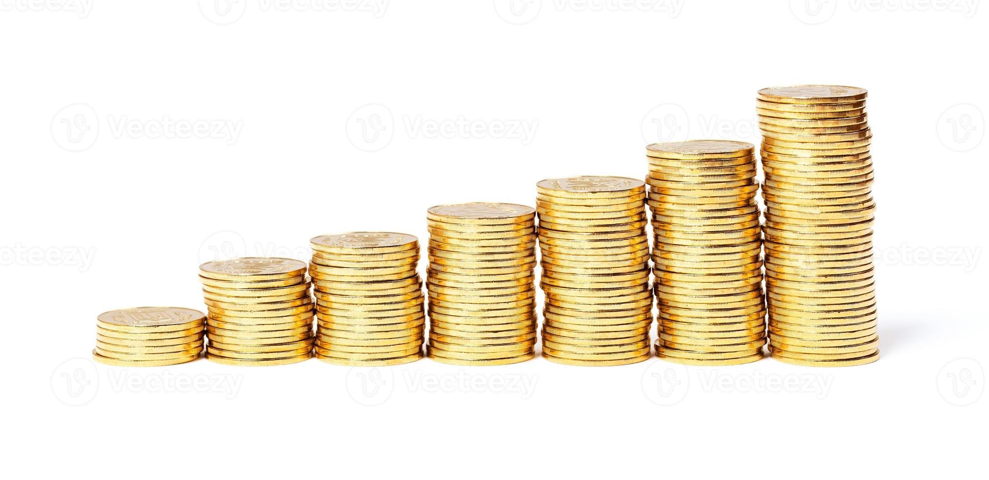 columnas de dorado monedas en blanco foto