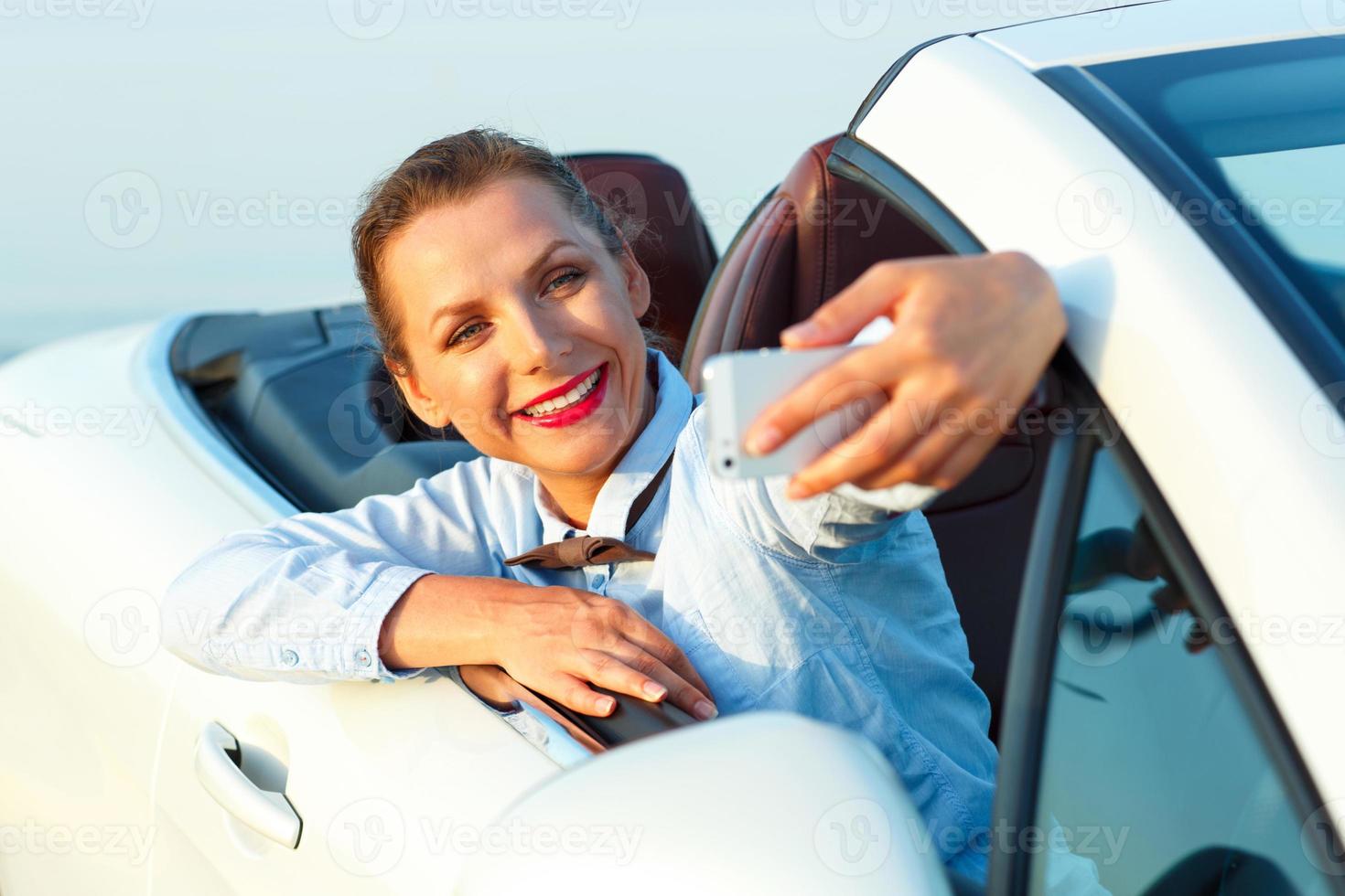mujer haciendo yo retrato sentado en el cabriolé foto