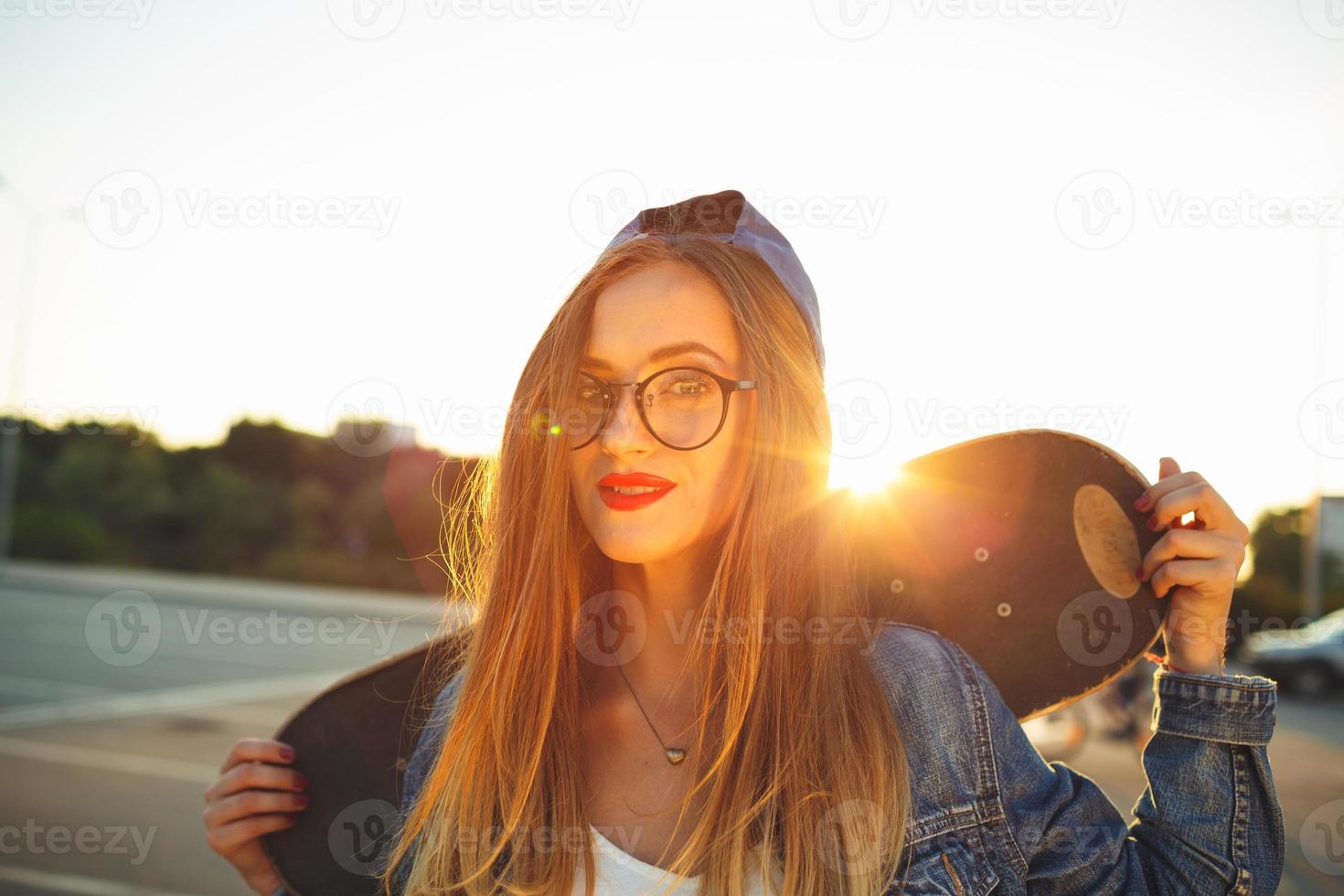 joven moderno mujer con patineta foto