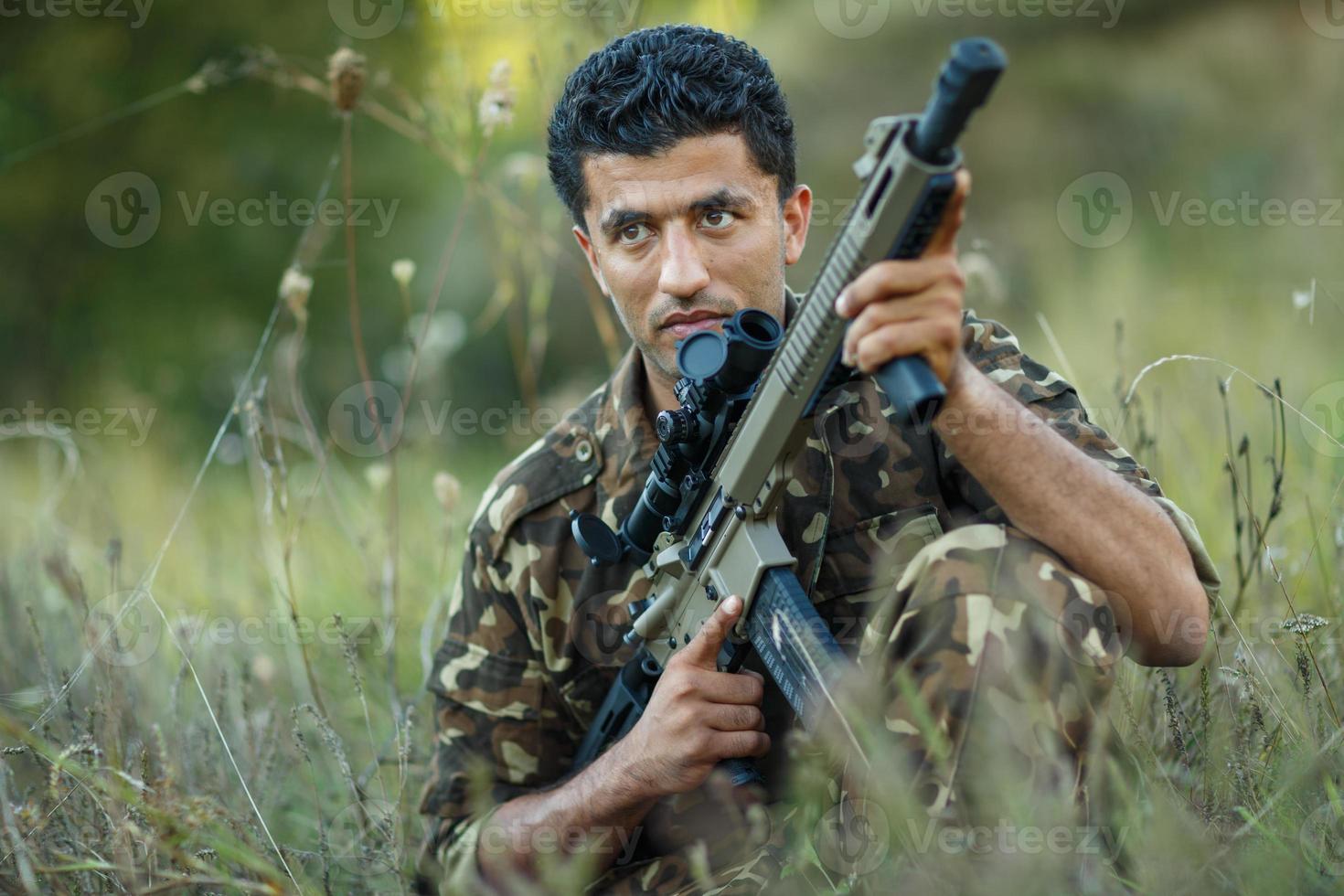 joven masculino soldado con máquina pistola foto