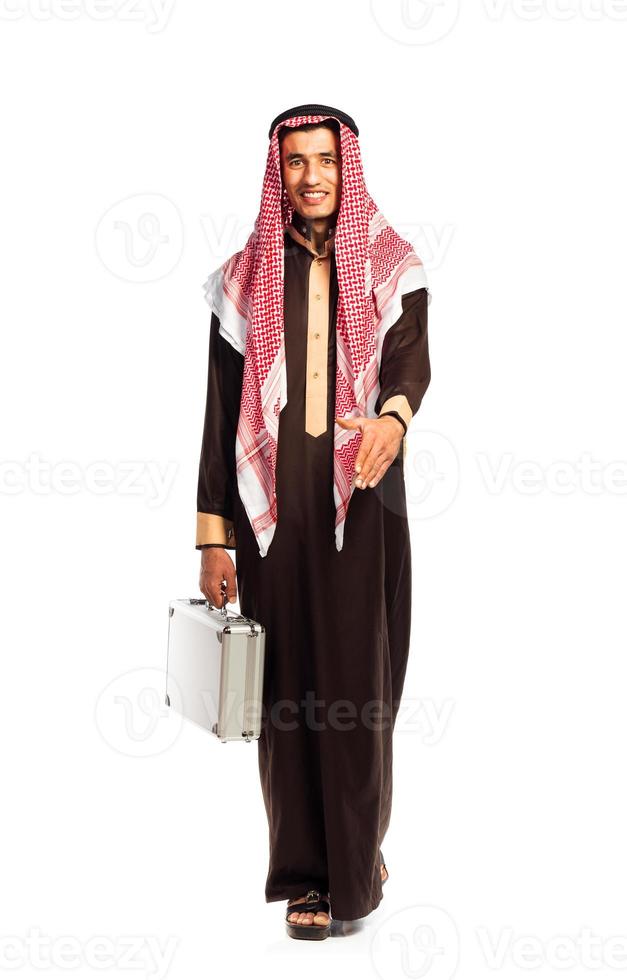 joven sonriente árabe con un aluminio caso aislado en blanco foto