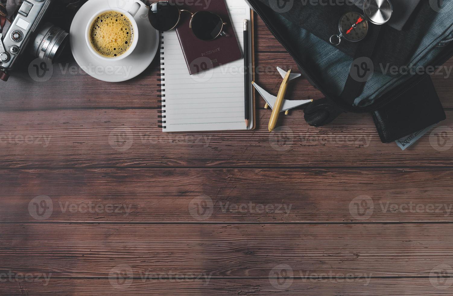 preparar un maleta, Clásico cámara, computadora portátil, mapa y negro café en madera piso foto