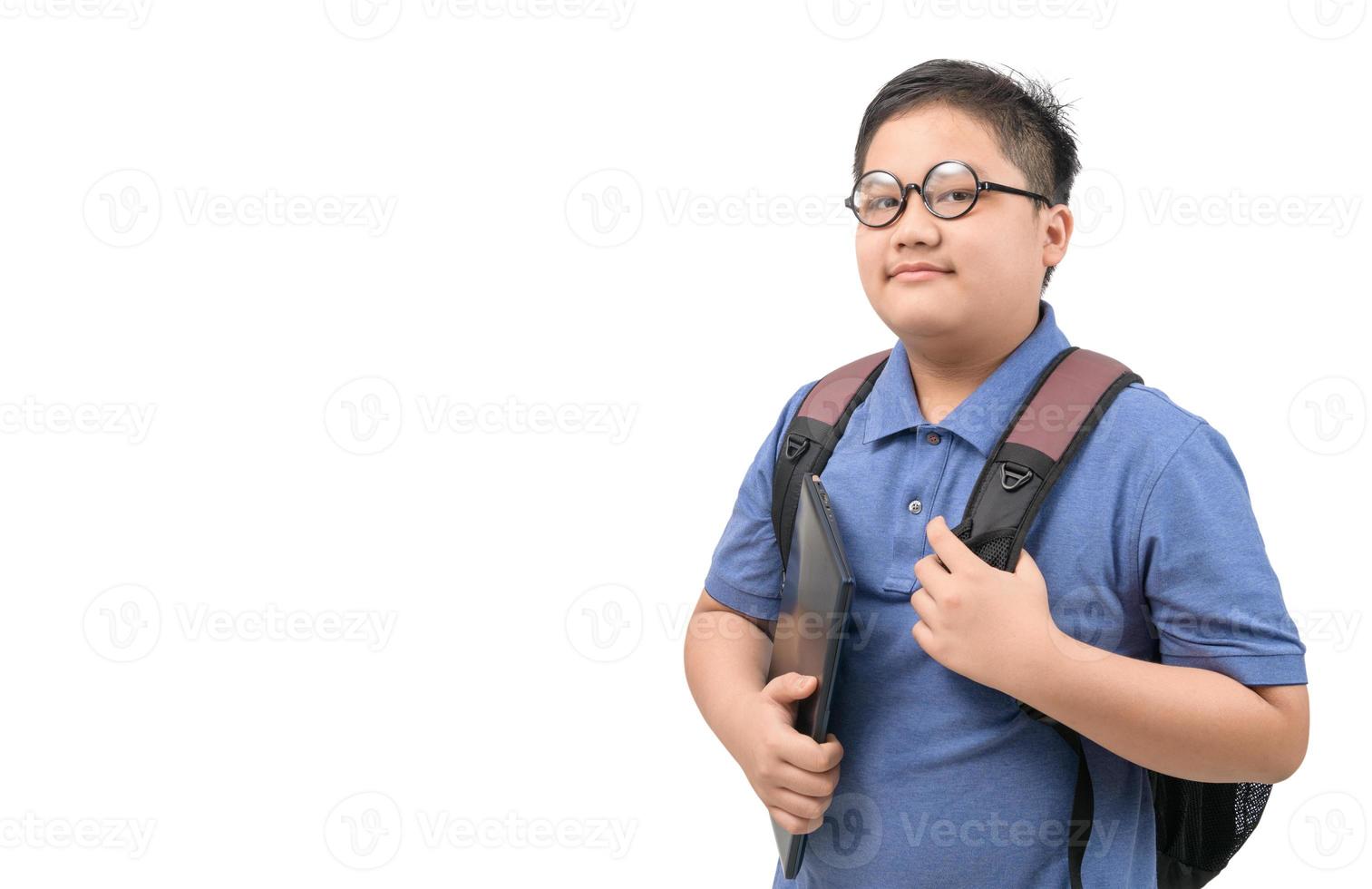 hermoso chico estudiante que lleva un colegio bolso y ordenador portátil aislado foto