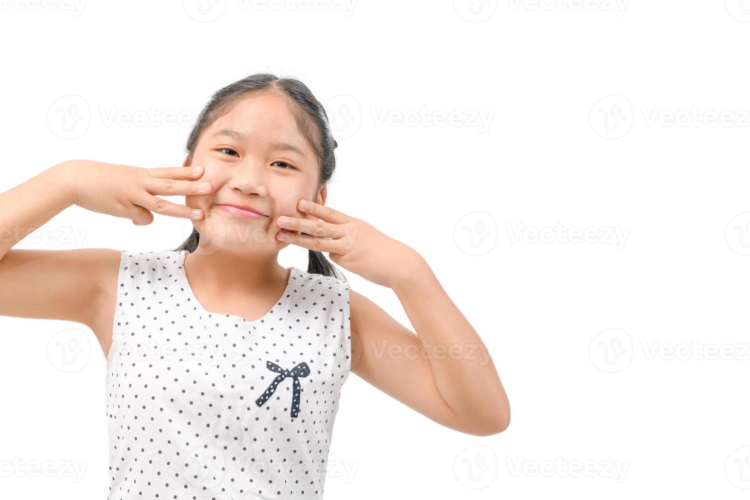 Retrato de una niña feliz y sonriente aislada de fondo blanco foto