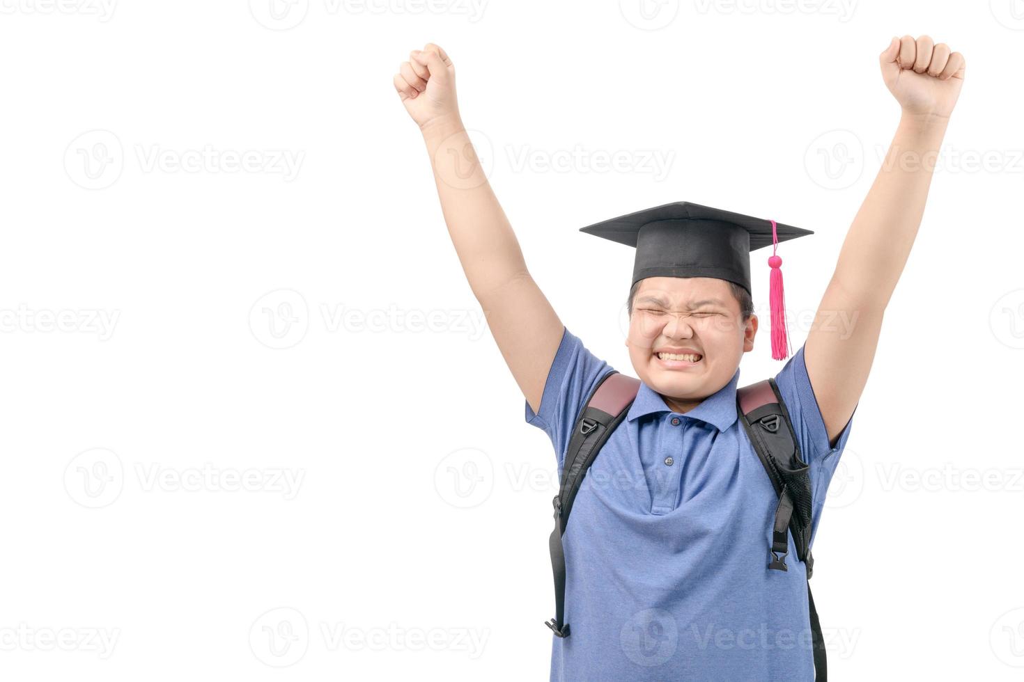 contento asiático estudiante vestir graduación gorra y levantamiento su mano aislado foto