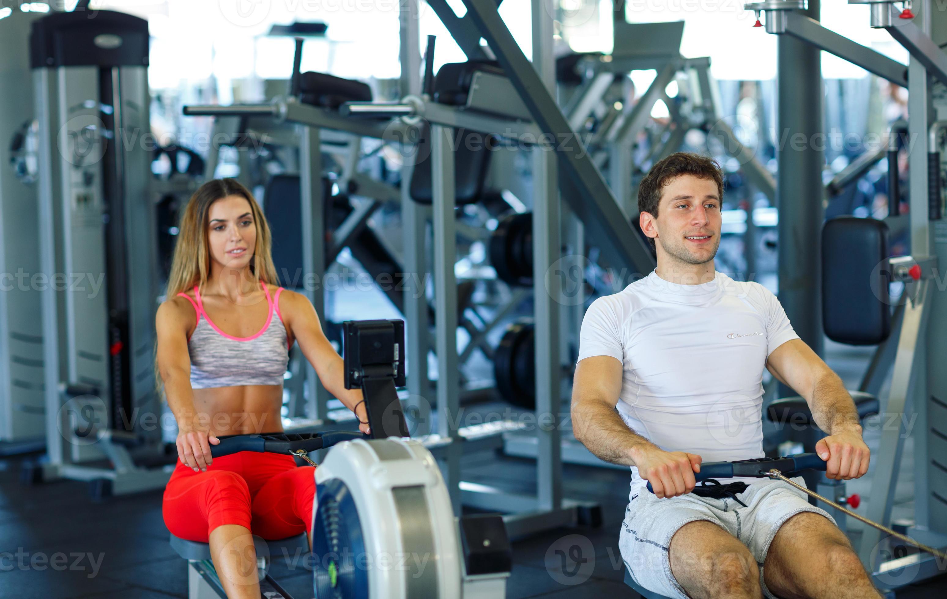 deportista en forma asiática sonriendo y haciendo ejercicio con