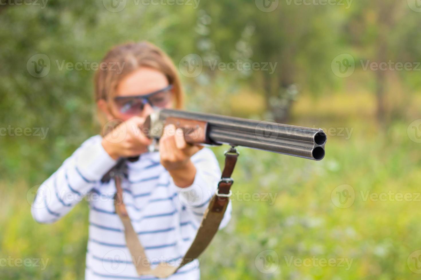 un joven niña con un pistola para trampa disparo foto