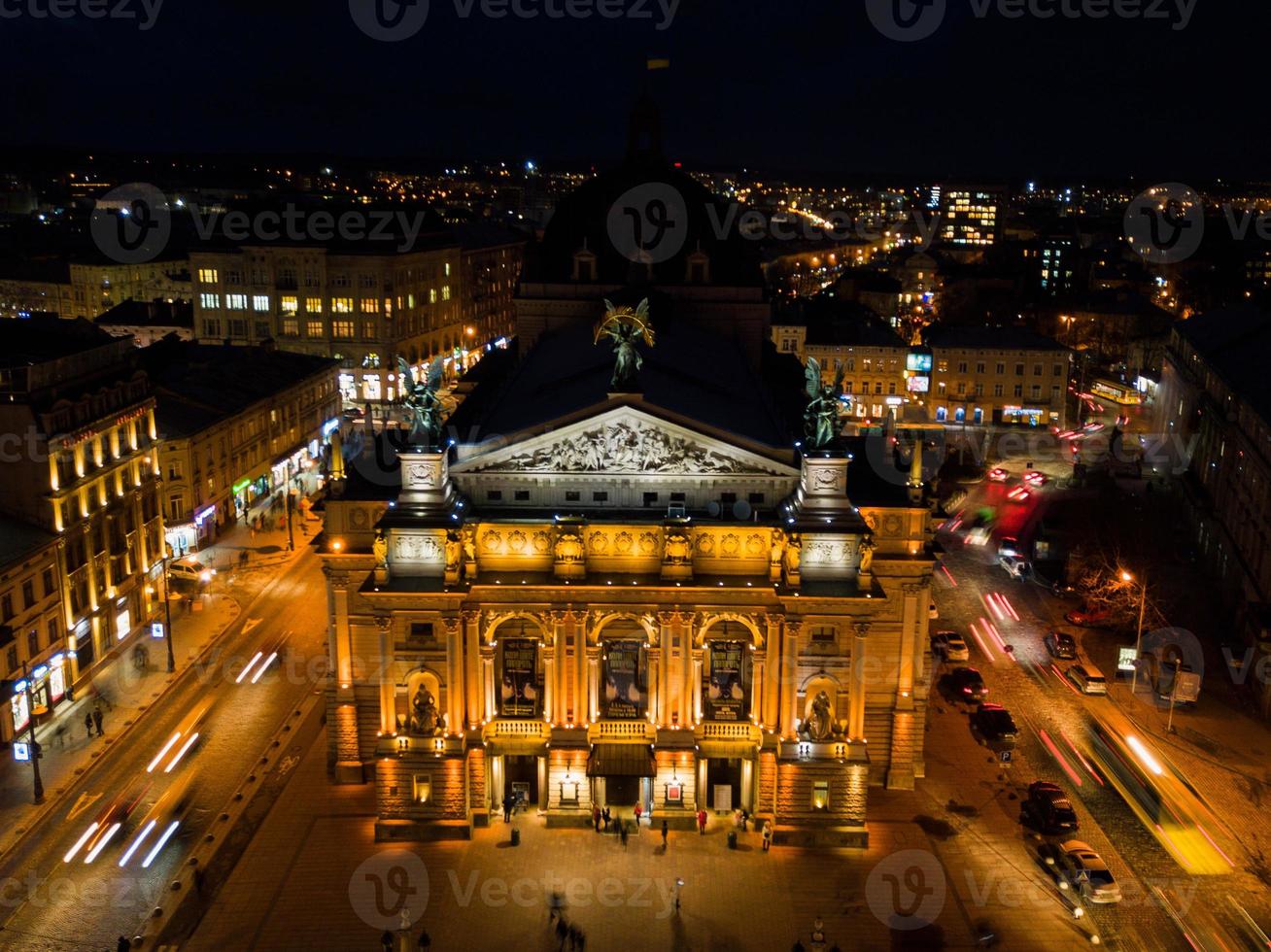 lviv ópera casa a noche, Ucrania foto