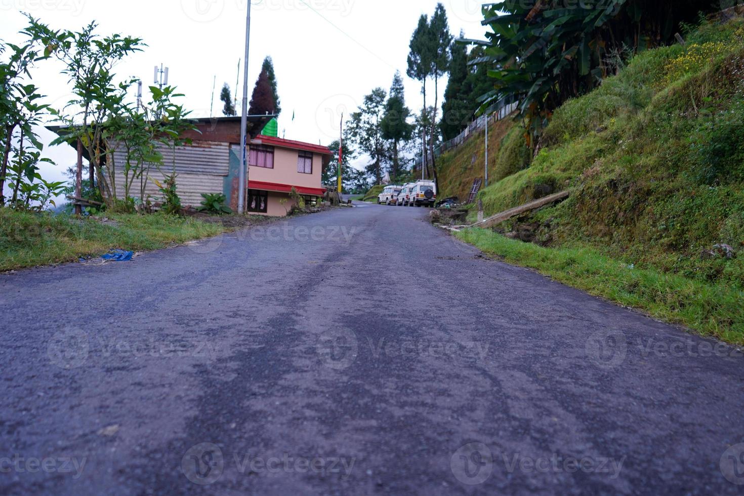 inclinado la carretera de montaña a padamchen sikkim foto