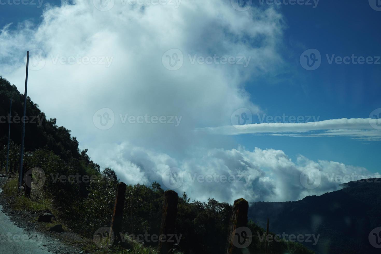 nube en azul cielo en montaña a seda ruta sikkim foto