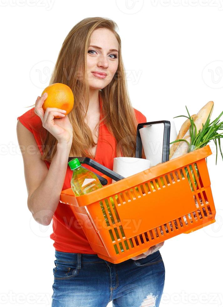 contento joven mujer participación un cesta lleno de sano comida en blanco. compras foto