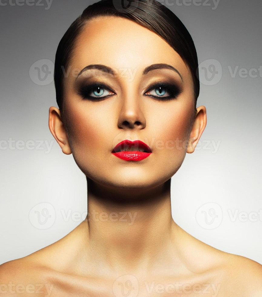 hermosa joven mujer con un atractivo retro maquillaje foto