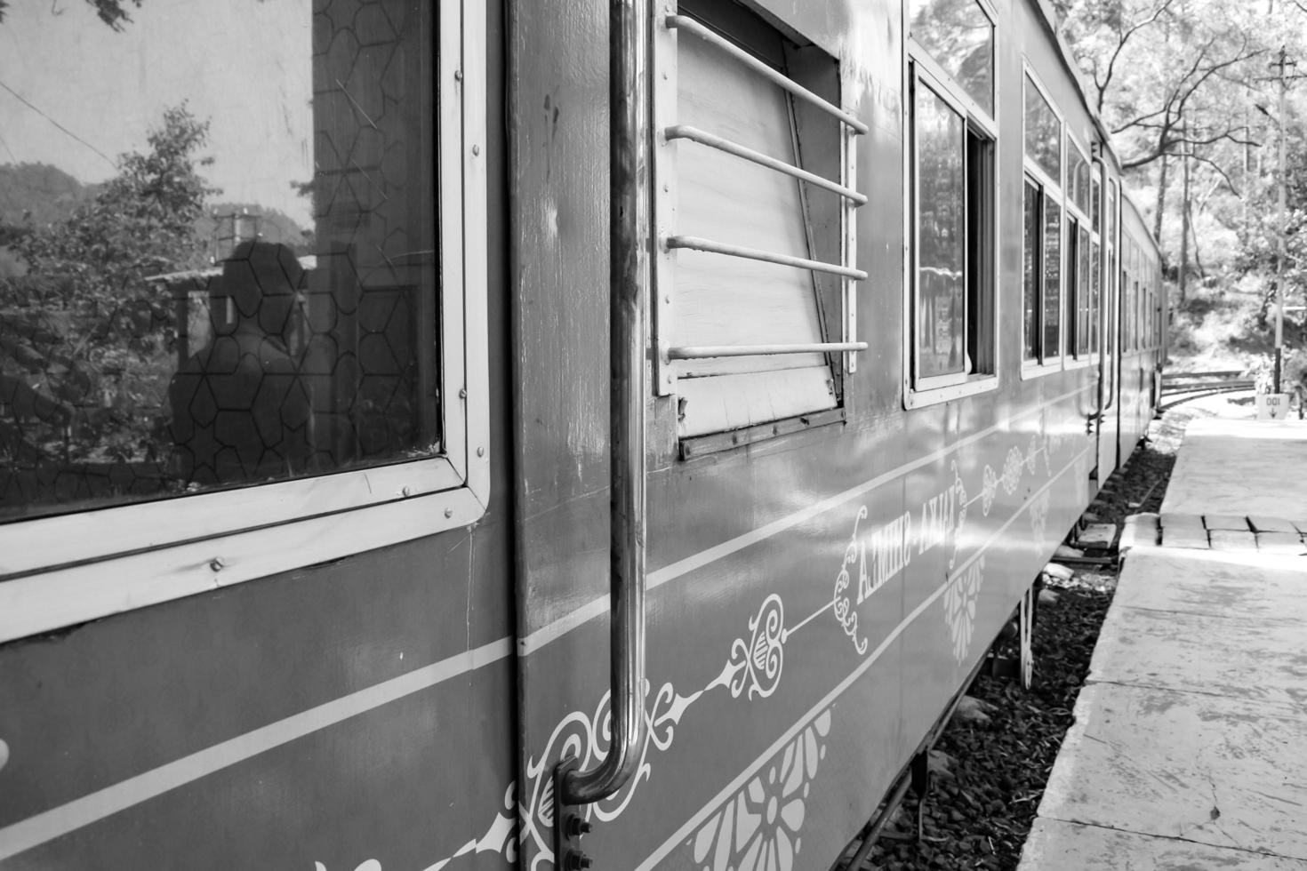 tren de juguete moviéndose en las laderas de las montañas, hermosa vista, una montaña lateral, un valle lateral moviéndose en ferrocarril hacia la colina, entre bosques naturales verdes. tren de juguete de kalka a shimla en india, tren indio foto