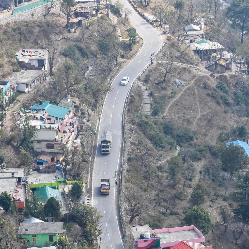 vista aérea superior de los vehículos de tráfico que circulan por las carreteras de las montañas en nainital, uttarakhand, india, vista desde la parte superior de la montaña para el movimiento de los vehículos de tráfico foto