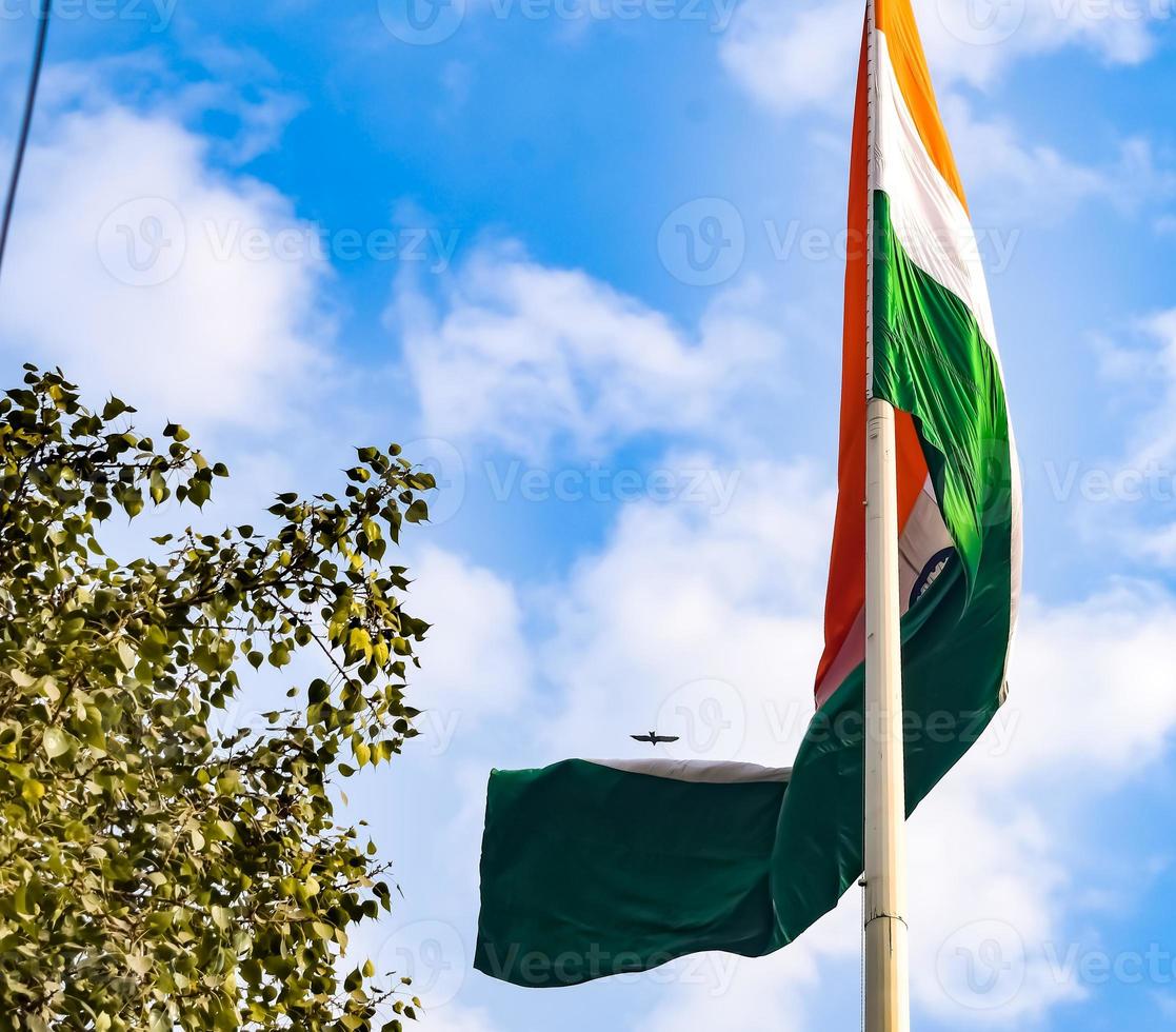 bandera india ondeando alto en connaught place con orgullo en el cielo azul, bandera india ondeando, bandera india el día de la independencia y el día de la república de la india, tiro inclinado, ondeando la bandera india, har ghar tiranga foto