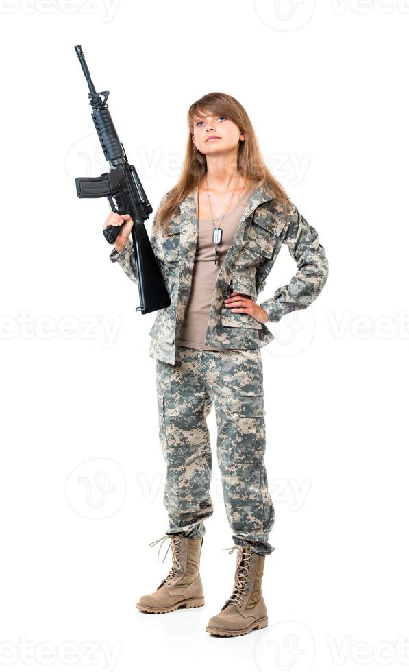 soldado joven bello niña vestido en un camuflaje con un pistola en su mano foto