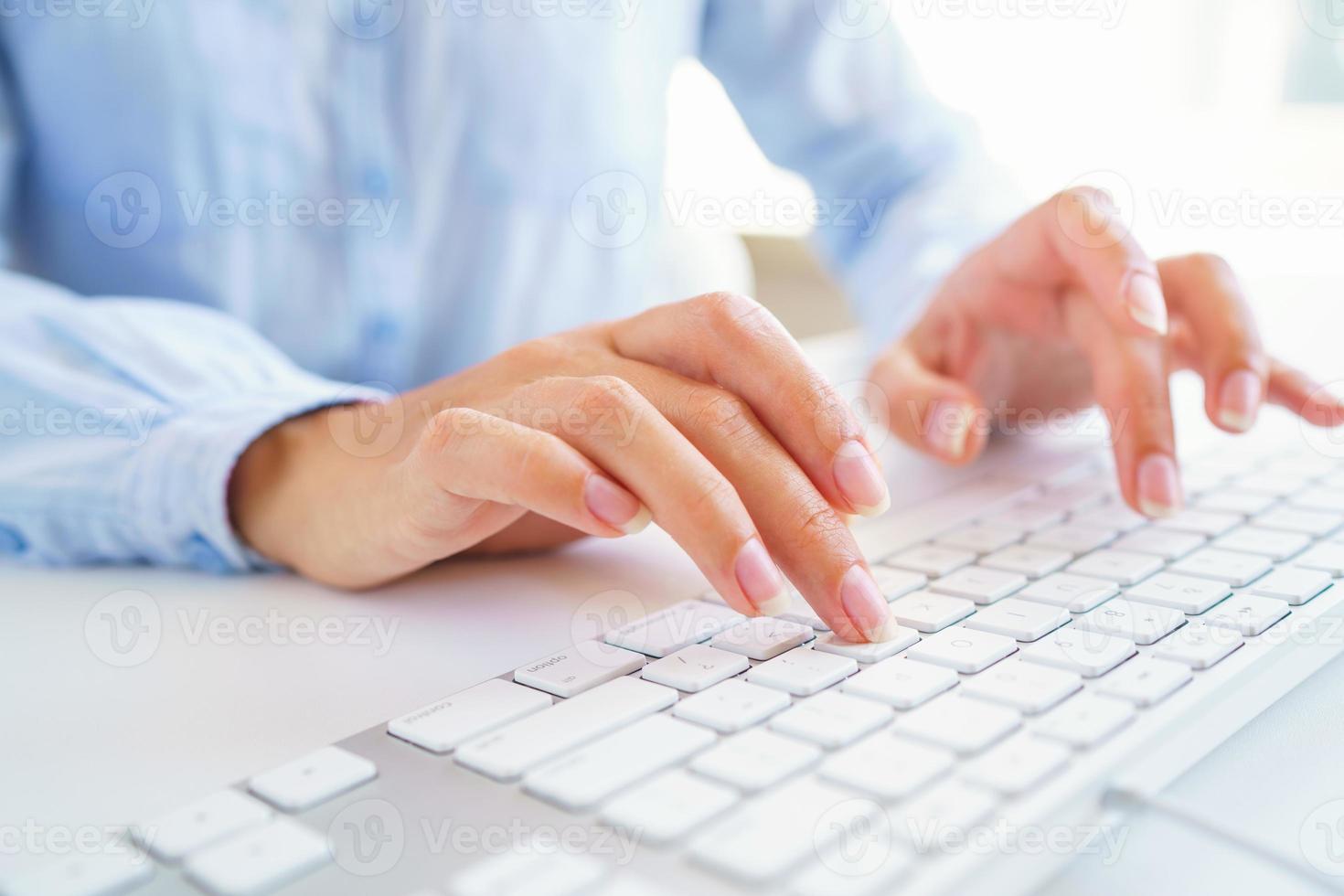 hembra mujer oficina trabajador mecanografía en el teclado foto