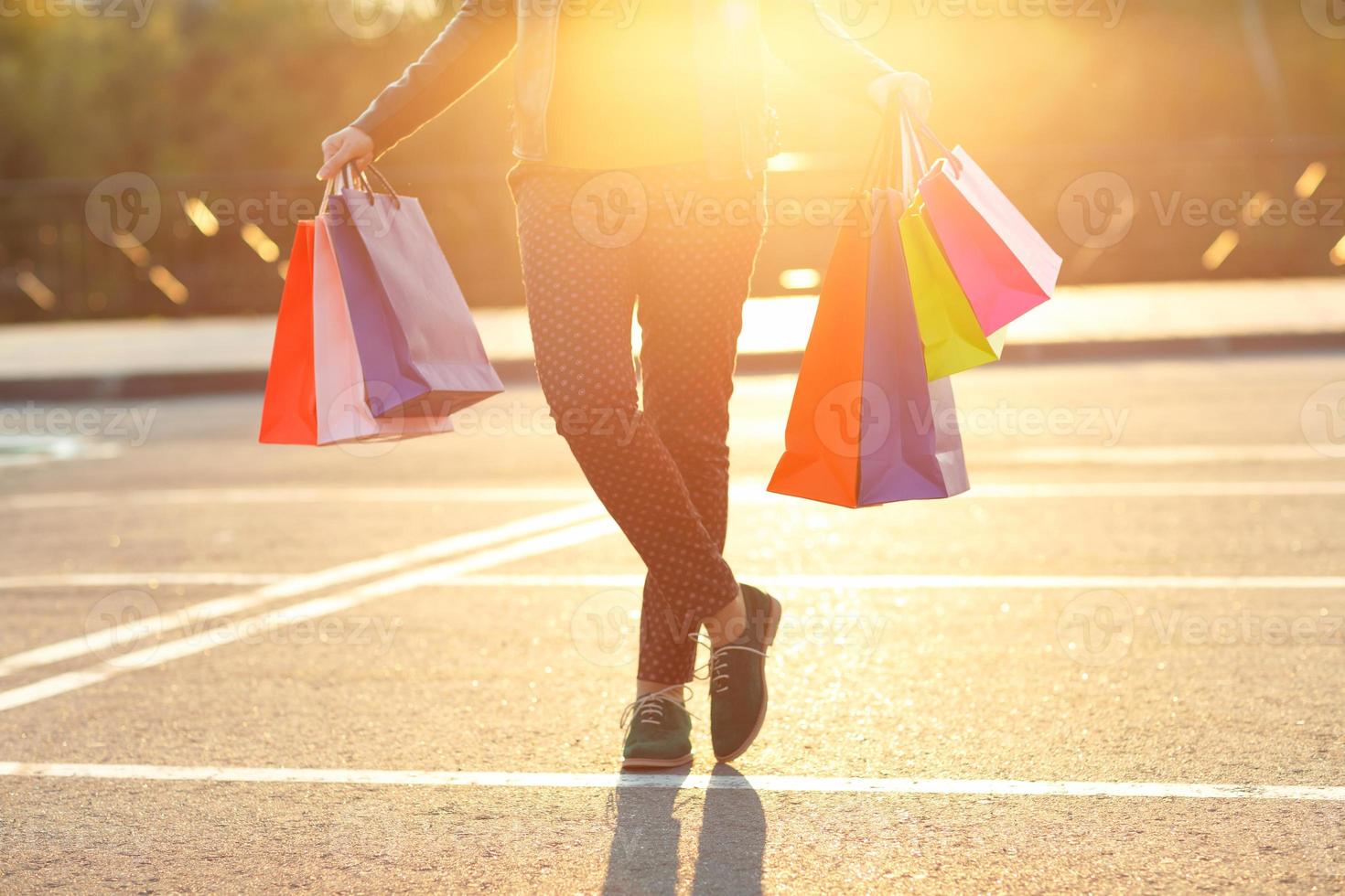 mujer participación su compras pantalones en su mano foto