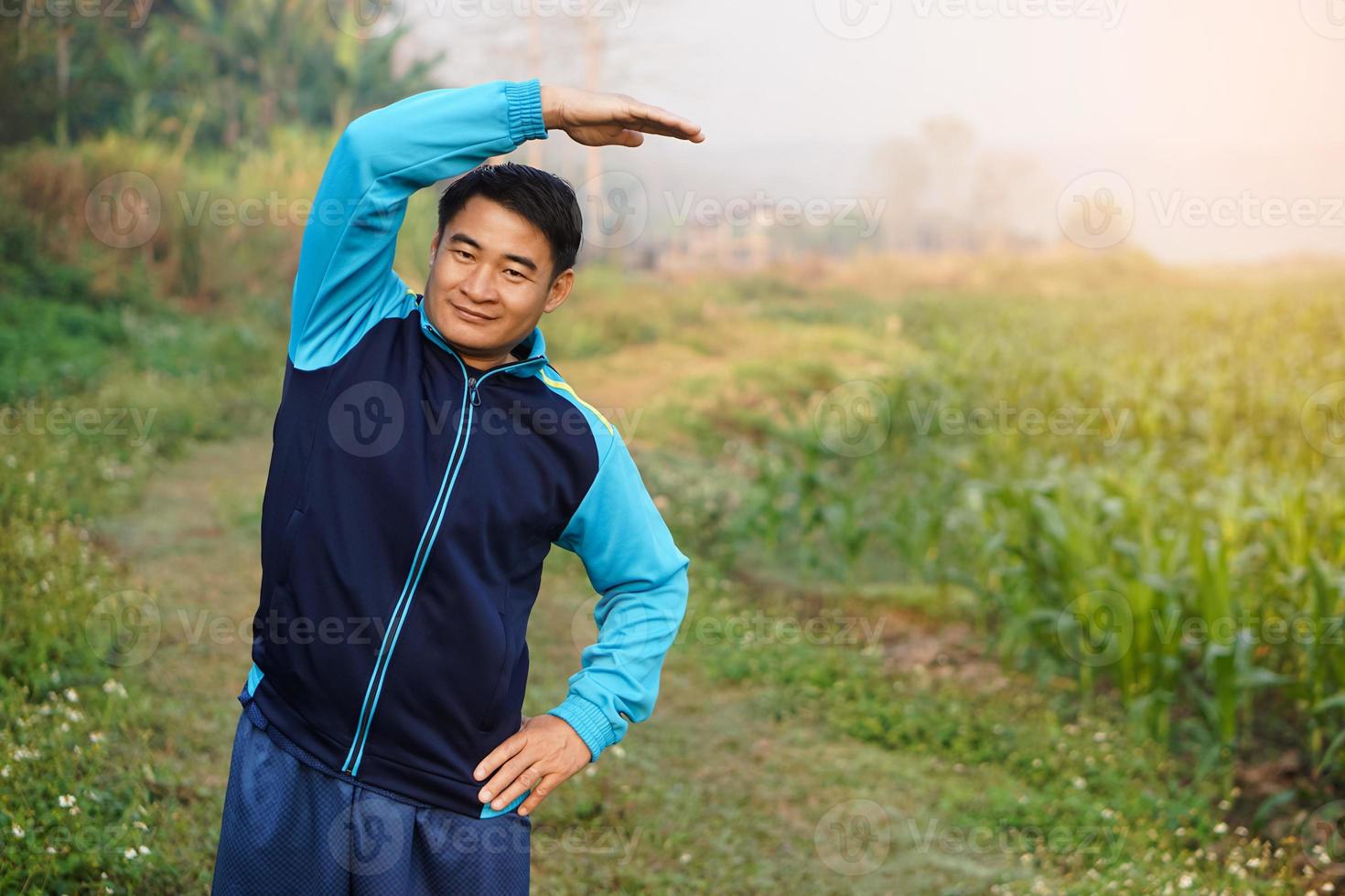 hermoso asiático hombre entrenamientos exterior, cuerpo extensión. calentar arriba antes de o frio abajo después ejercicio. concepto, salud cuidado. deporte.creativo actividad. dar hora para tú mismo. foto