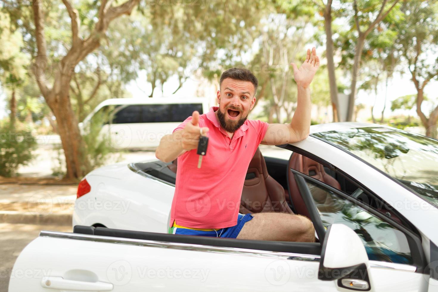 joven hombre con nuevo coche foto