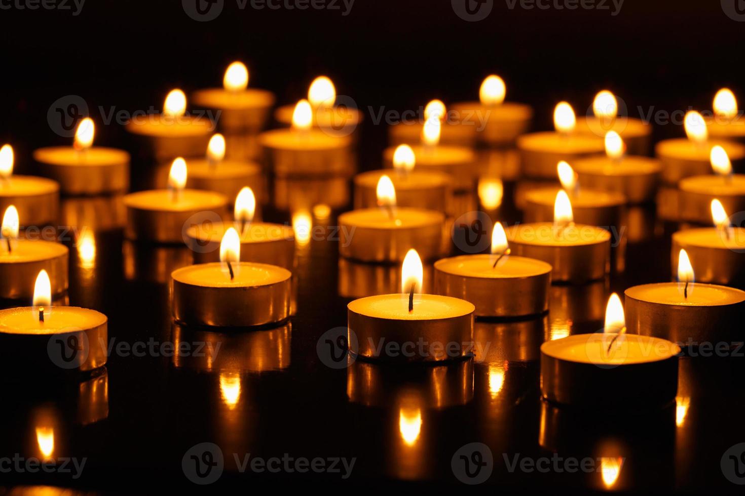 muchos ardiente velas con superficial profundidad de campo foto
