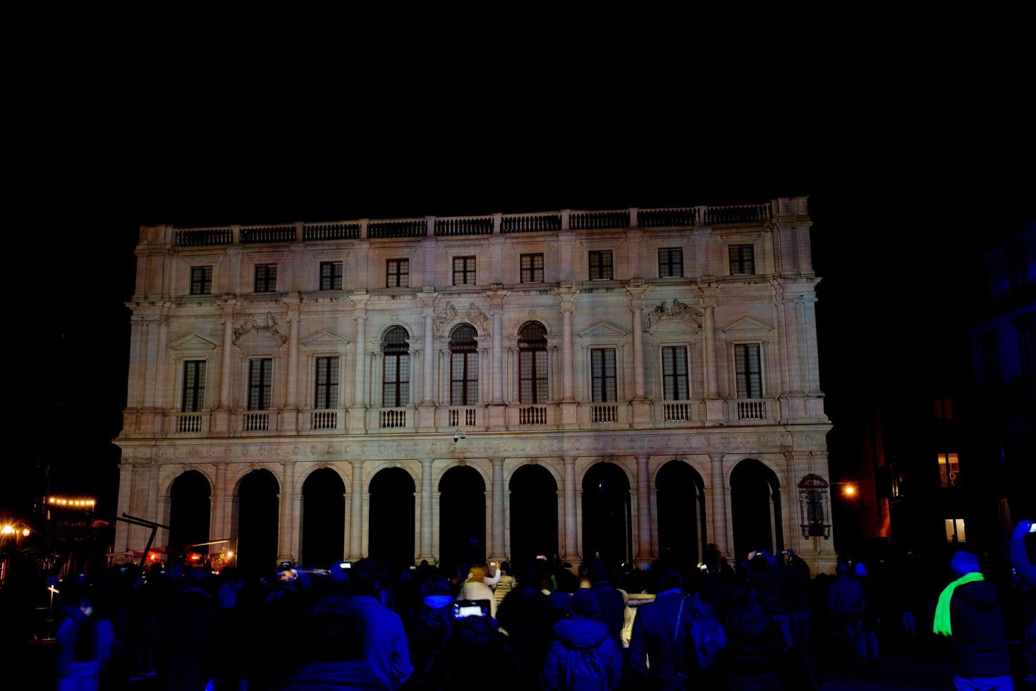 Italia 2023 biblioteca de Bérgamo iluminado para el ciudad de cultura foto