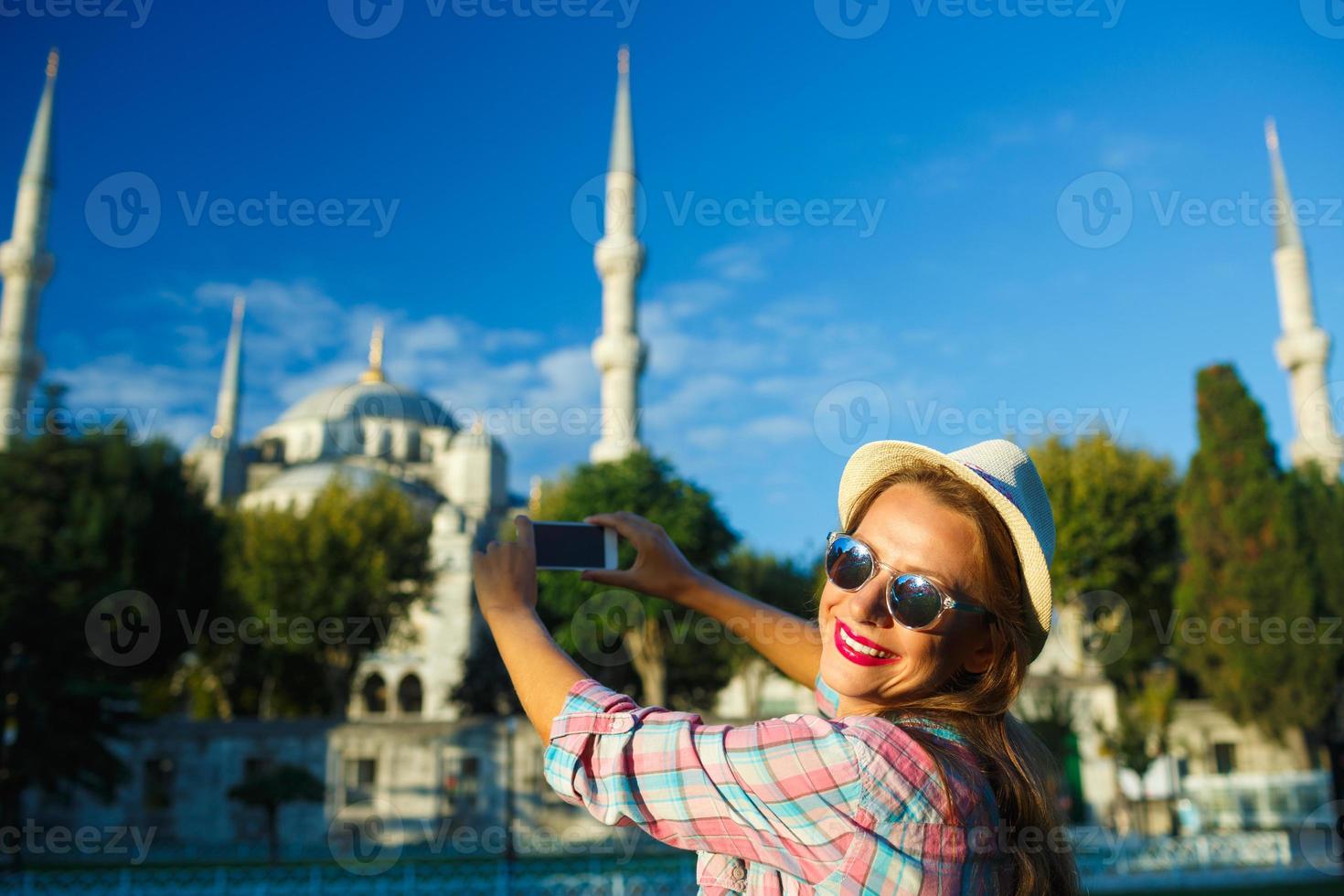 niña haciendo foto por el teléfono inteligente cerca el azul mezquita, Estanbul. Turquía